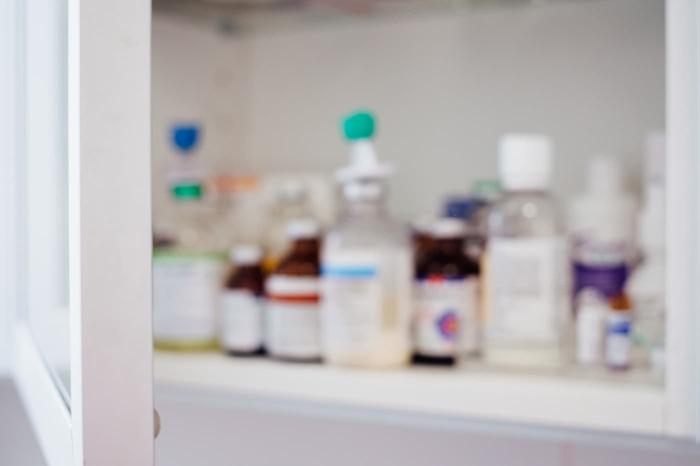 Flacons de médicaments sur une étagère de pharmacie, utilisés comme image secondaire de la page d’accueil.